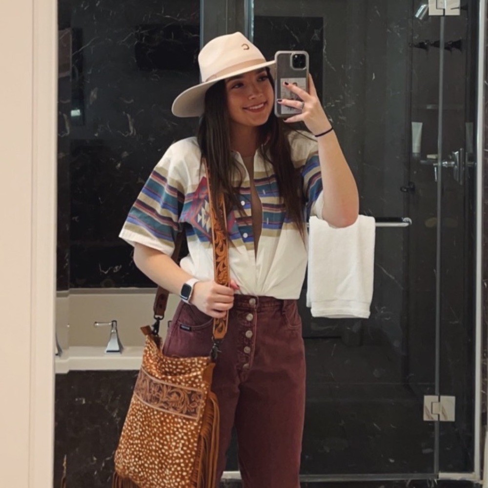 Meet your Posher, Abi